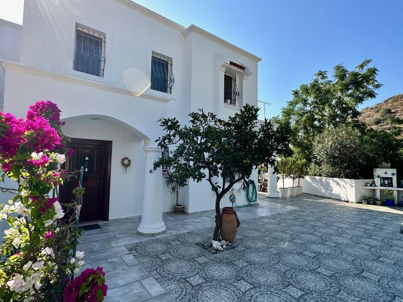 Yarımadanın Ortasında Vadi ve Deniz Manzaralı 4+2 Satılık Villa — Ortakent-Yahşi fotoğraf 1