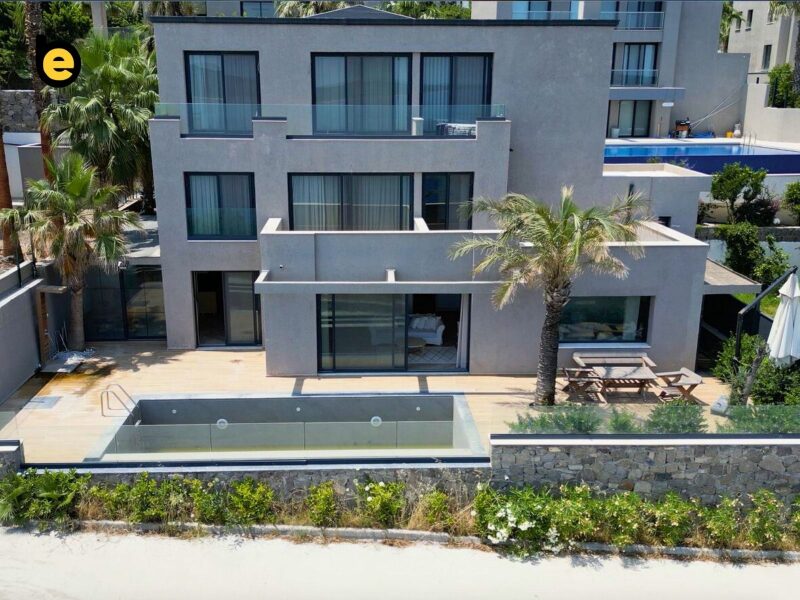 Gündoğan’da Denize Sıfır Özel İskeleli 5+1 Havuzlu Satılık Villa — Gündoğan fotoğraf 1