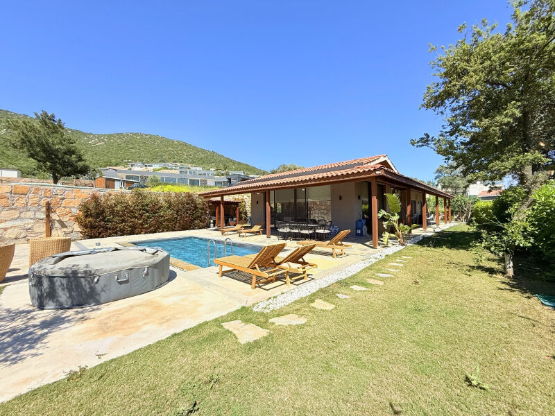 Kızılağaç’ta Müstakil Havuzlu Geniş Bahçeli 5+2 Kiralık Villa — Kızılağaç-Yalıçiftlik fotoğraf 1