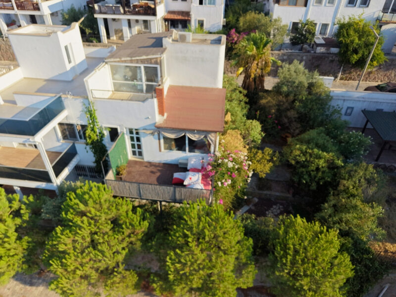 Bitez’de Havuzlu Site İçinde Doğa Manzaralı Bahçeli Satılık 3+1 — Bitez fotoğraf 1