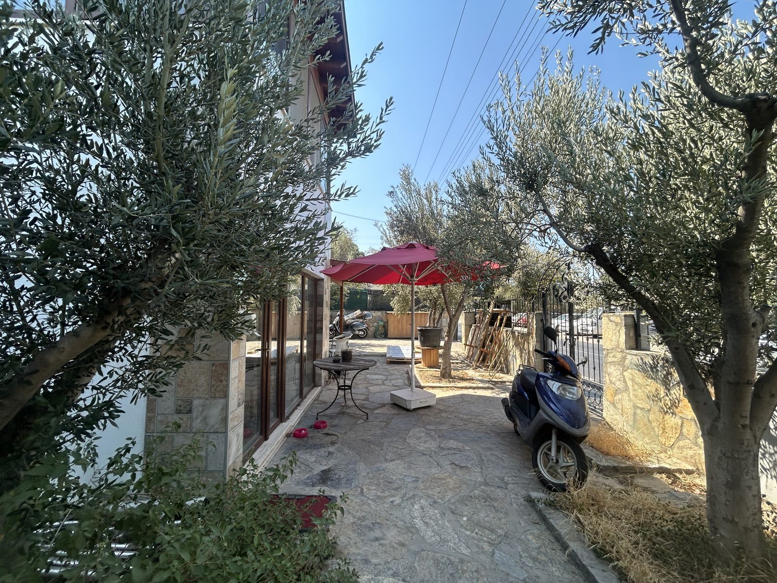 Bitez'de 2 Dubleks Konut ve 2 Dükkândan Oluşan Satılık Bina — Bitez fotoğraf 5
