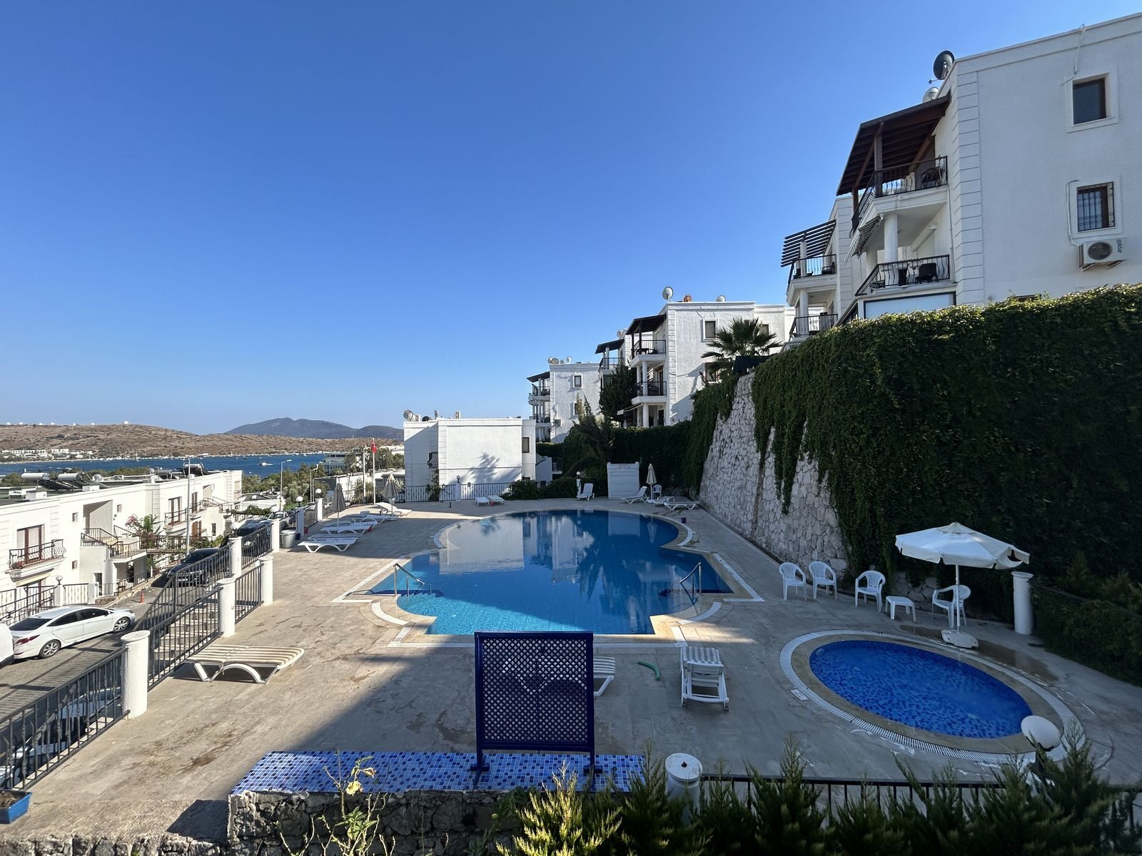 Havuzlu Site İçerisinde Deniz Manzaralı 2+1 Daire — Gümbet fotoğraf 1