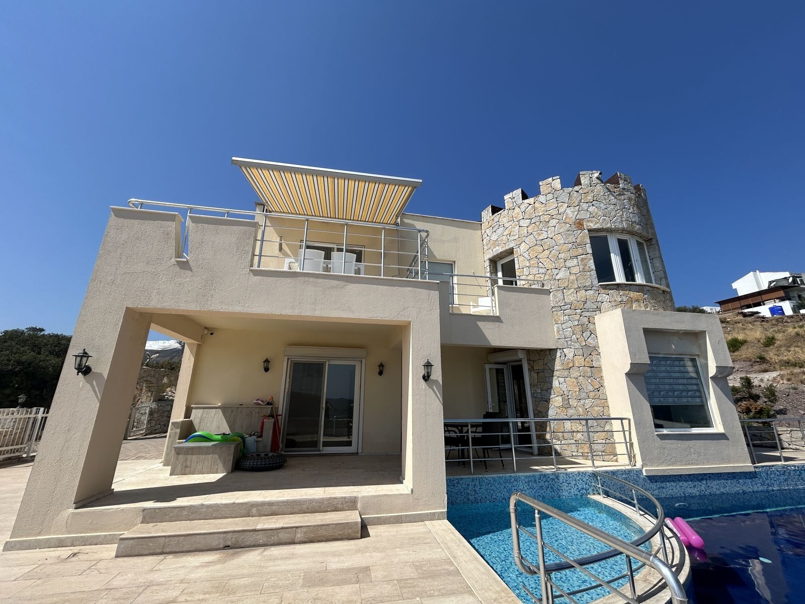 Boğaziçi'nde Deniz Manzaralı ve Havuzlu Müstakil 3+1 Satılık Villa — Boğaziçi fotoğraf 3