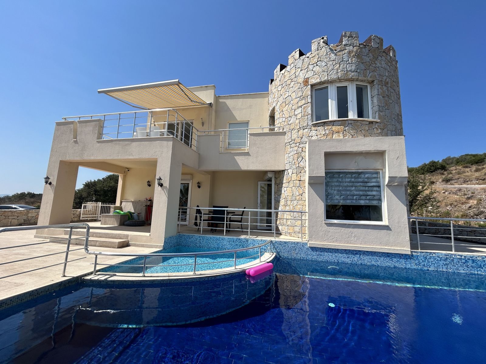 Boğaziçi'nde Deniz Manzaralı ve Havuzlu Müstakil 3+1 Satılık Villa — Boğaziçi fotoğraf 2