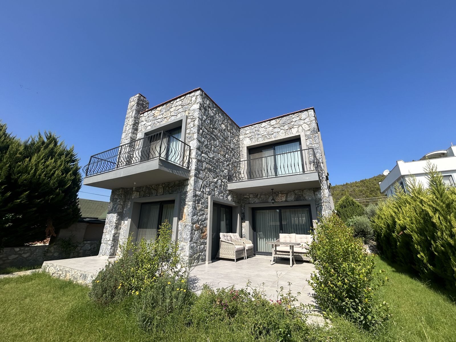 Kuyucak'ta Denize Yakın Geniş Bahçeli Müstakil 2+1 Satılık Villa — Meşelik fotoğraf 1