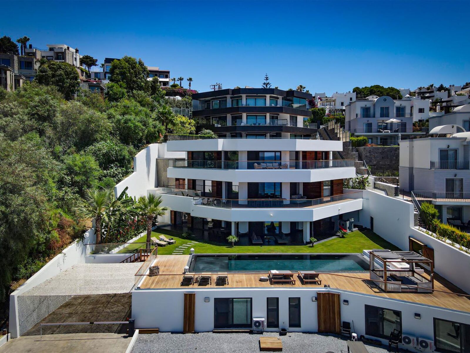 Yalıkavak’ta Denize Sıfır, İskeleli, Muhteşem Manzaralı Satılık Villa — Yalıkavak fotoğraf 3