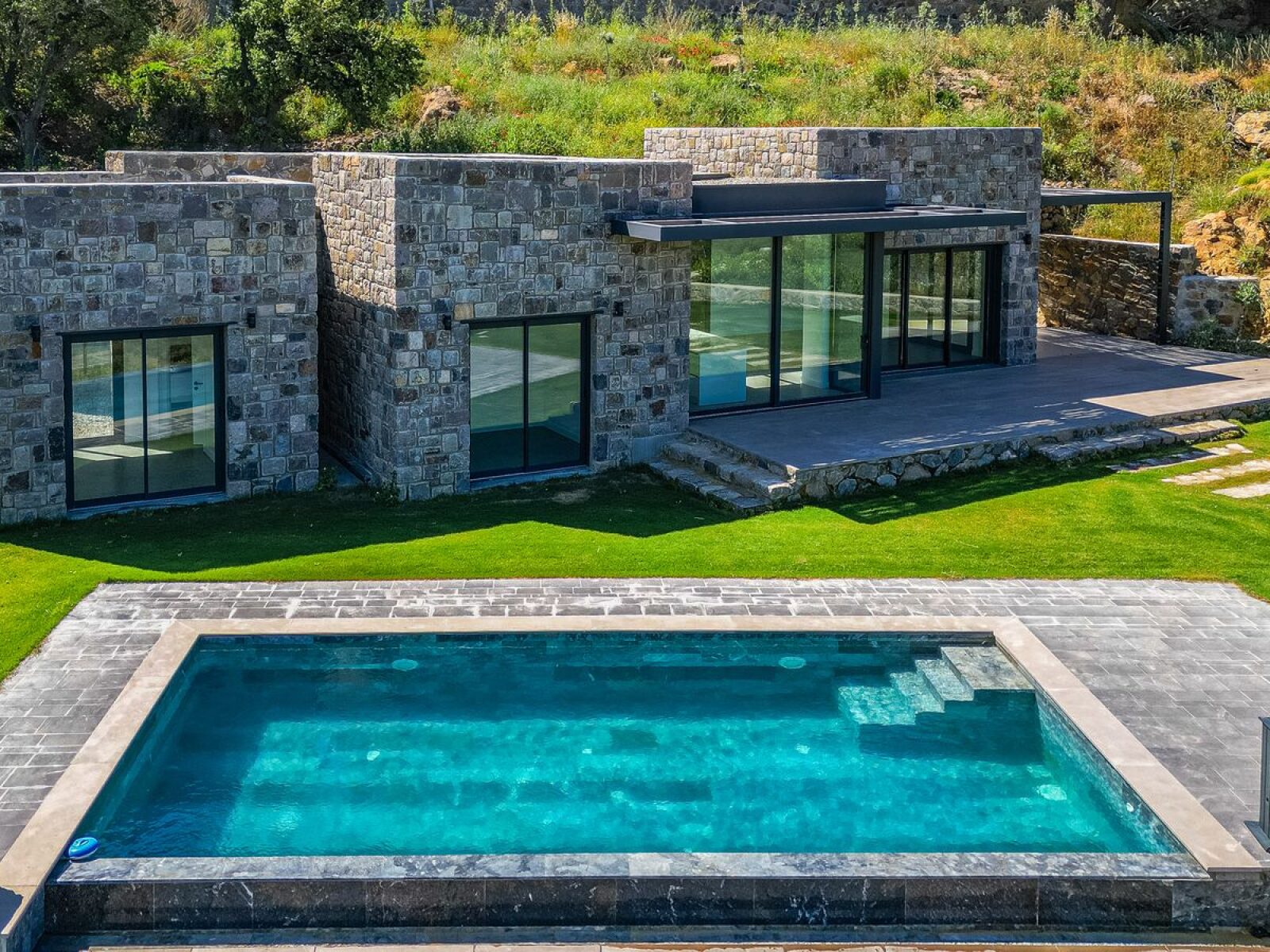 Gümüşlük'te Butik Site'de Tek Katlı Havuzlu 3+1 Satılık Taş Villa — Gümüşlük fotoğraf 1