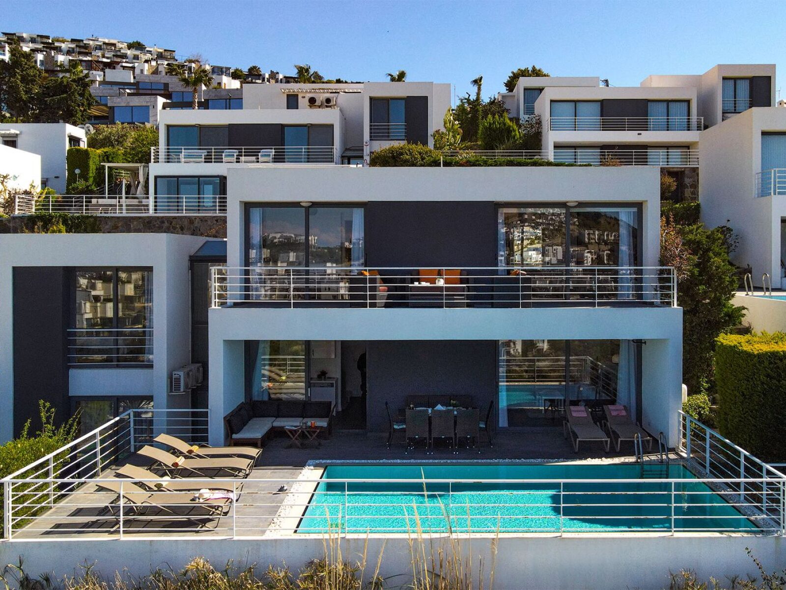 Yalıkavak’ta Havuzlu ve Enfes Deniz Manzaralı 4+1 Satılık Villa — Yalıkavak fotoğraf 2