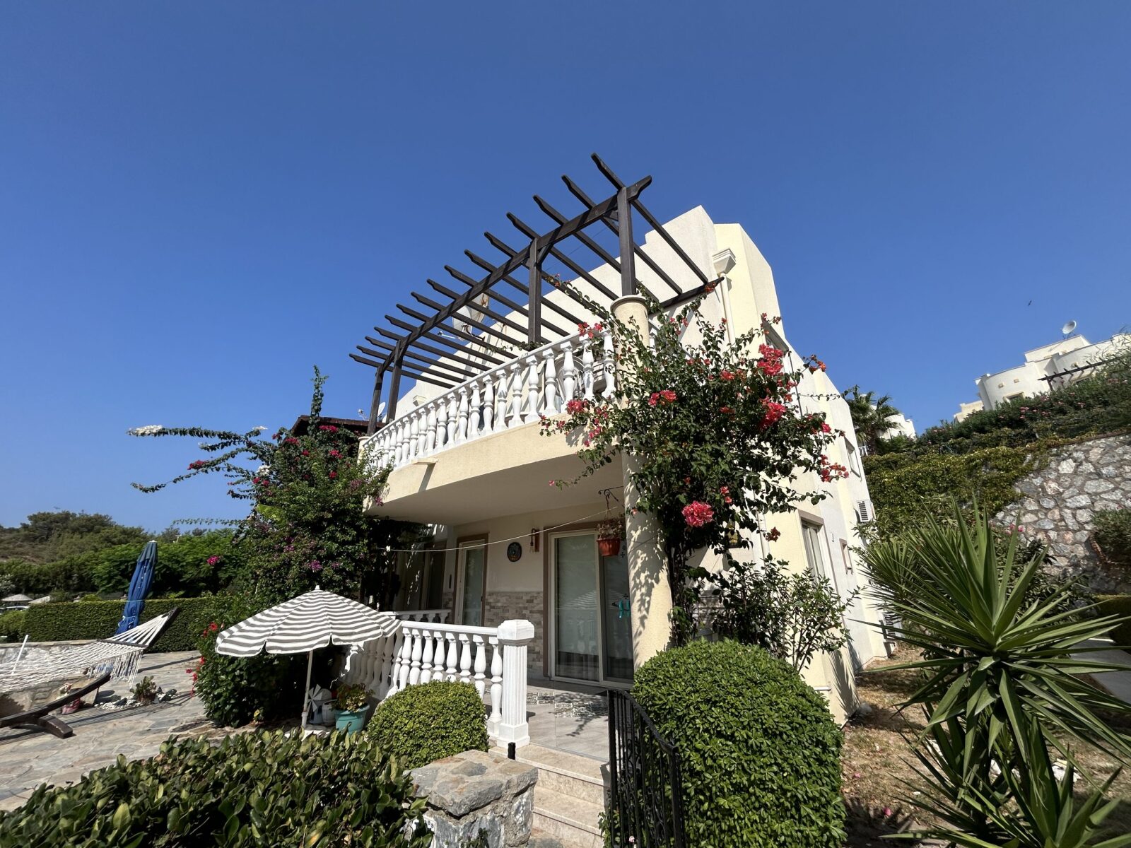 Boğaziçi'nde Özel Plajlı ve Sosyal Tesisli Sitede 2+1 Satılık Daire — Boğaziçi fotoğraf 2