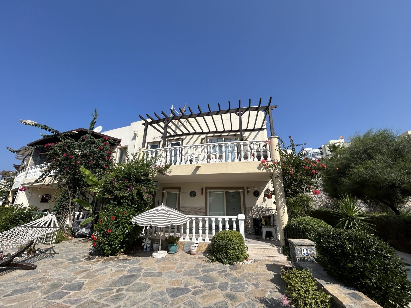 Boğaziçi'nde Özel Plajlı ve Sosyal Tesisli Sitede 2+1 Satılık Daire — Boğaziçi fotoğraf 3