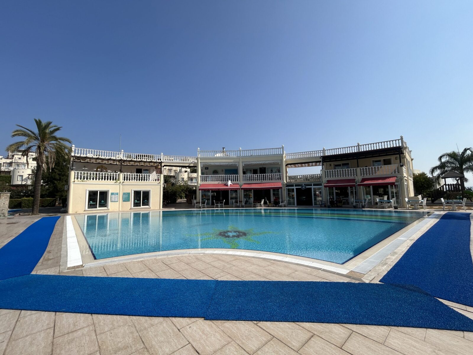 Boğaziçi'nde Özel Plajlı ve Sosyal Tesisli Sitede 2+1 Satılık Daire — Boğaziçi fotoğraf 1