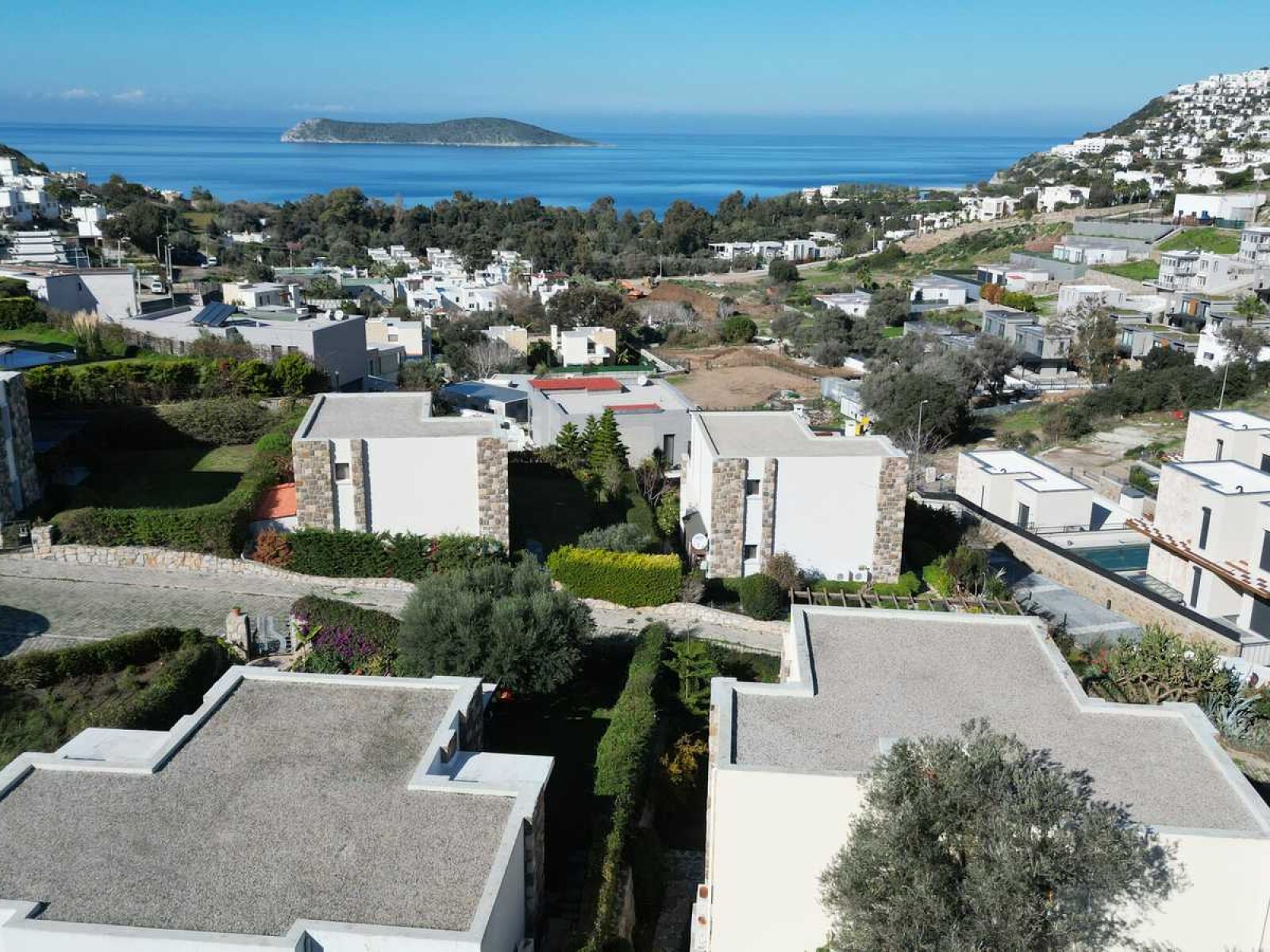 Gümüşlük’te Yeşillikli Sitede Deniz Manzaralı 2+1 Satılık Üst Kat — Gümüşlük fotoğraf 2