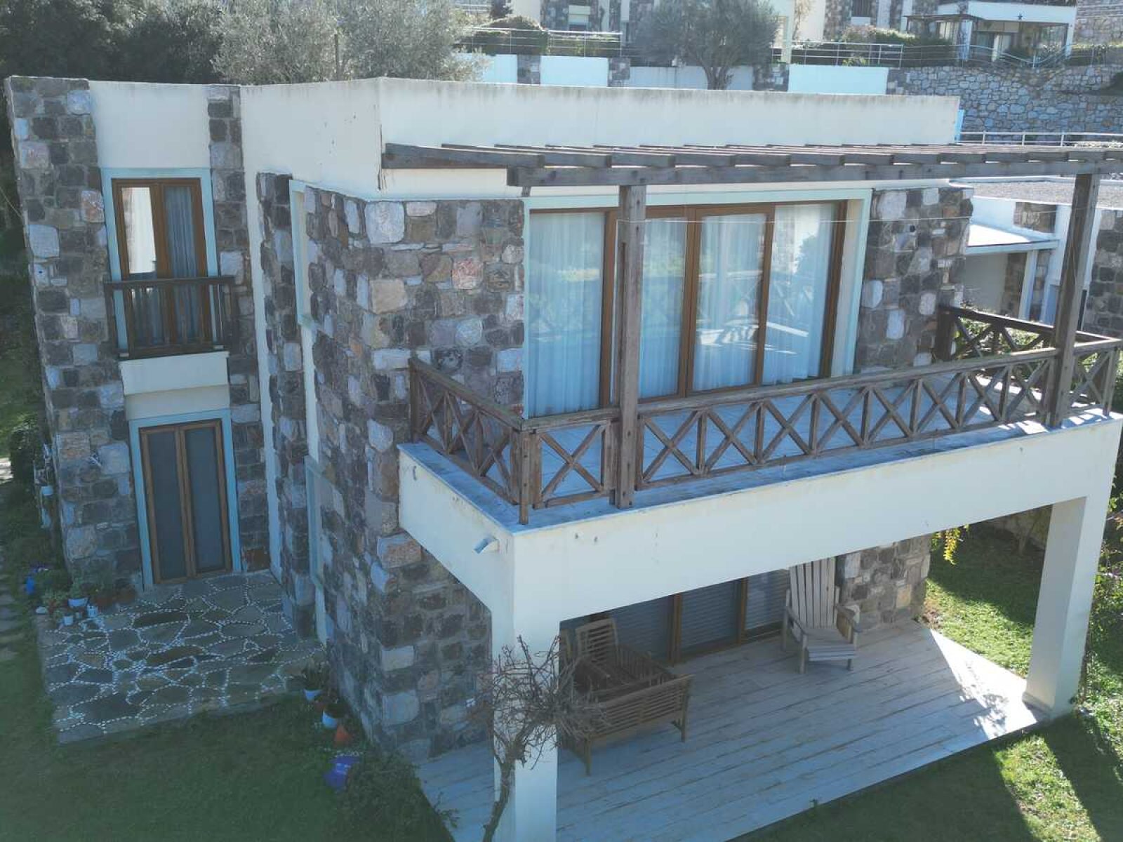 Gümüşlük’te Yeşillikli Sitede Deniz Manzaralı 2+1 Satılık Üst Kat — Gümüşlük fotoğraf 3