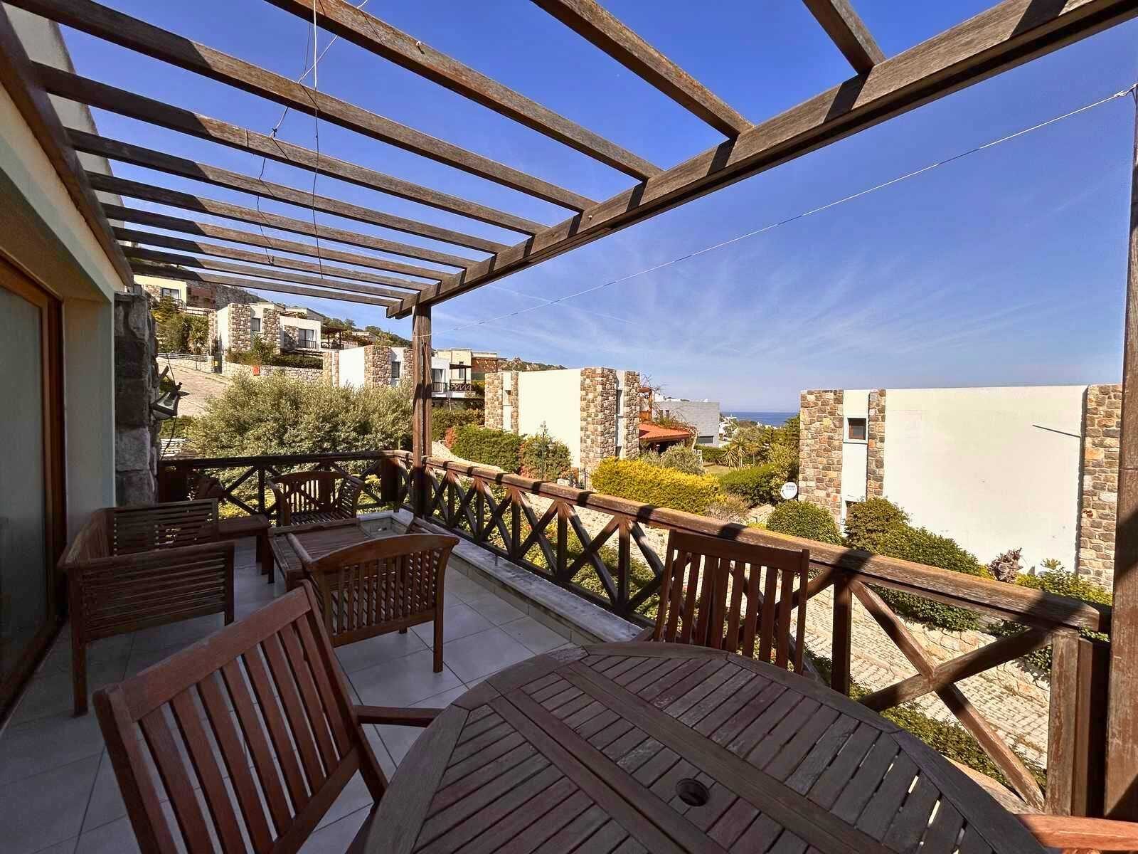Gümüşlük’te Yeşillikli Sitede Deniz Manzaralı 2+1 Satılık Üst Kat — Gümüşlük fotoğraf 1