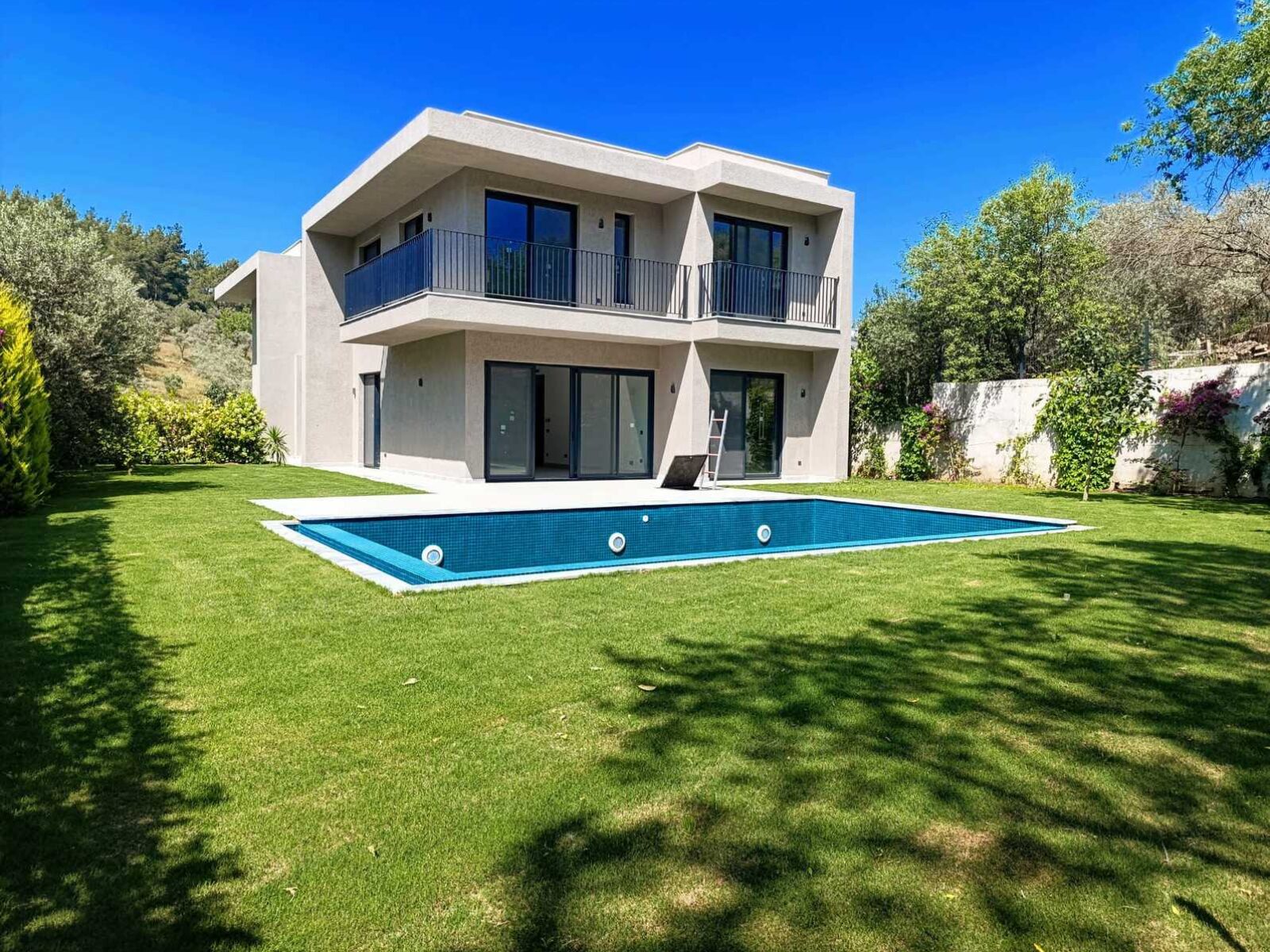 Güvercinlik Sınırında Sahile 2 Dakika Mesafede 4+1 Havuzlu Villa — Meşelik fotoğraf 1
