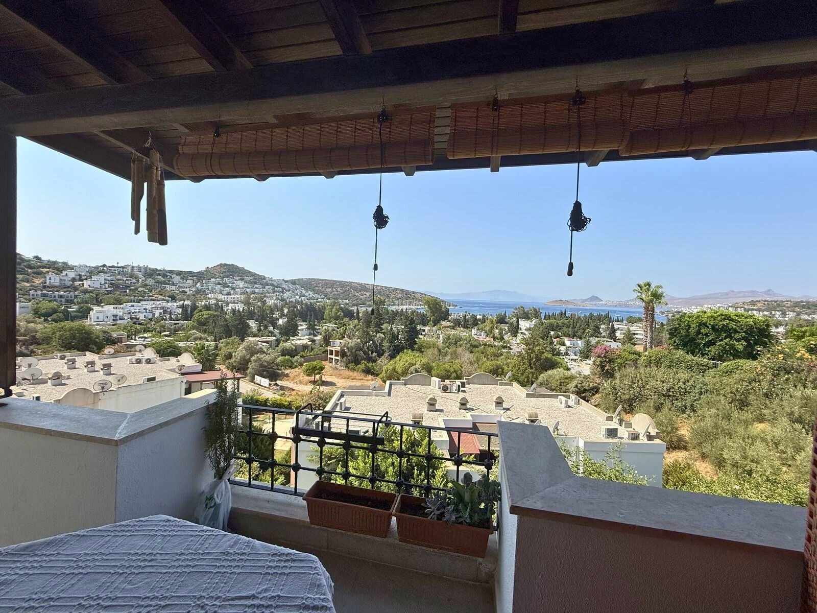 Bitez'de Havuzlu Site İçerisinde Deniz Manzaralı 2+1 Satılık Daire — Bitez fotoğraf 1