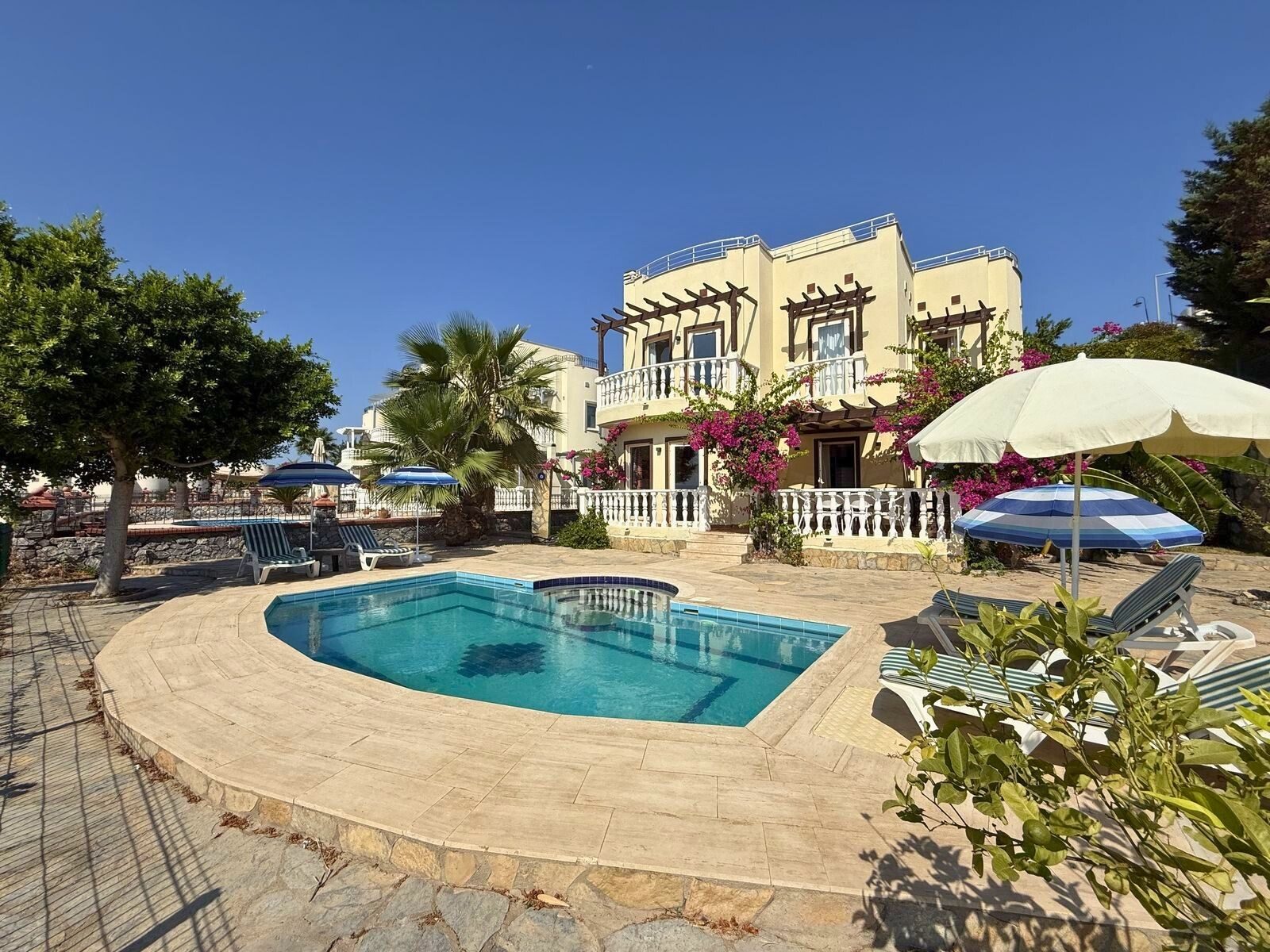 Turquoise Sitesi'nde Göl Manzaralı Özel Havuzlu 4+1 Villa — Boğaziçi fotoğraf 2
