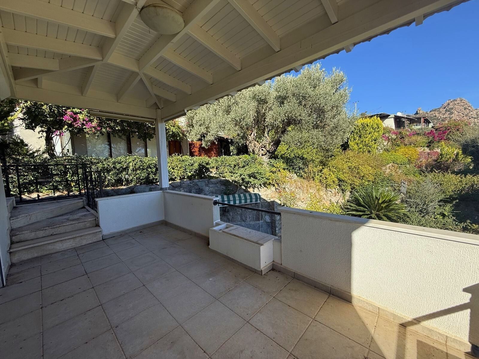 Türkbükü Evleri Sitesi’nde Deniz Manzaralı 1+1 Satılık Daire — Göltürkbükü fotoğraf 3