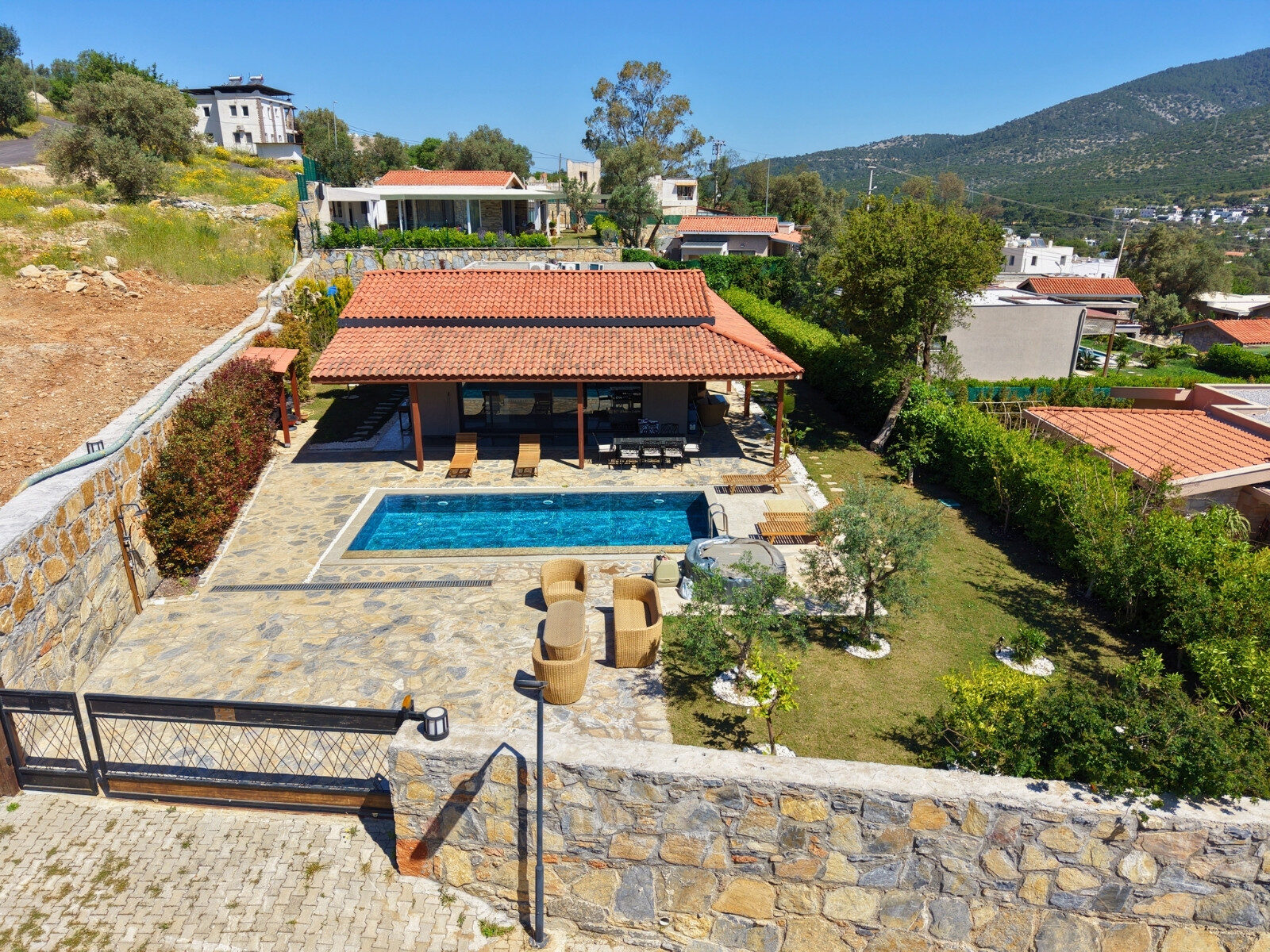 Kızılağaç’ta Müstakil Havuzlu Geniş Bahçeli 5+2 Kiralık Villa — Kızılağaç-Yalıçiftlik fotoğraf 2