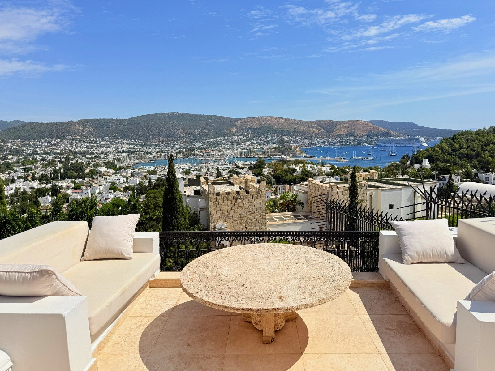 Bardakçı’da Kale ve Yeni Liman Manzaralı Satılık Modern Villa — Bodrum Merkez fotoğraf 3